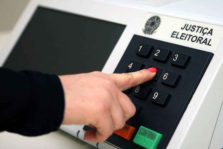 Cláusula de barreira mais rígida ameaça partidos pequenos e renova estratégias para eleição